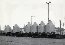 169593 Afbeelding van enkele platte wagens van de N.S. (type Lbs-z) met silolaadkisten voor het vervoer van soda, op de ...